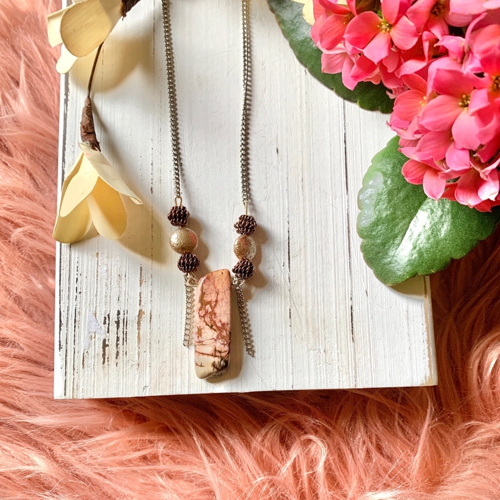 NWT ✨ ROSE STONE AND BRONZE ACCENT NECKLACE